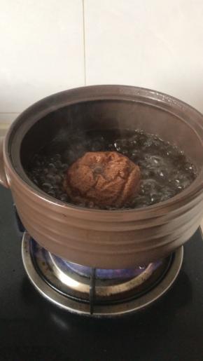  这是炖了4个小时之后的图片，如果家里有电砂锅的，建议用电沙锅，因为大火烧开后调小火炖10个小时即可，中间不需要人看着，特别省事