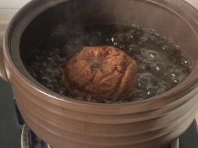  这是炖了4个小时之后的图片，如果家里有电砂锅的，建议用电沙锅，因为大火烧开后调小火炖10个小时即可，中间不需要人看着，特别省事