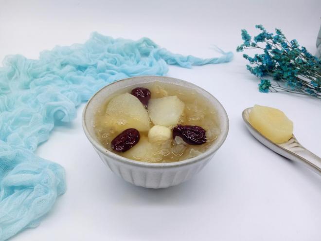 雪梨银耳莲子羹
