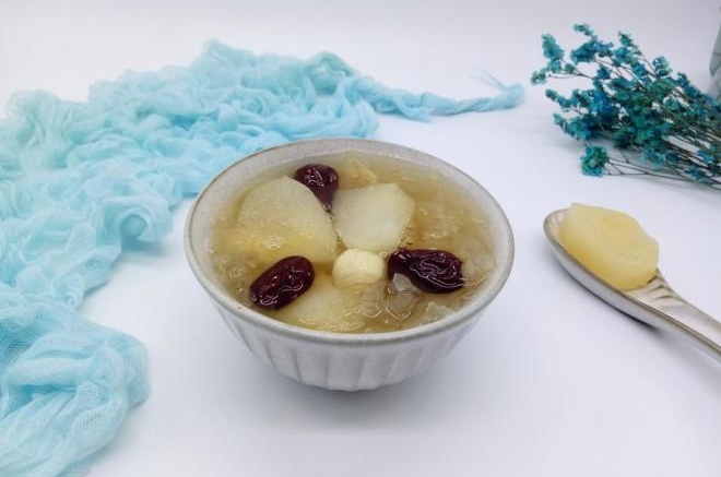 雪梨银耳莲子羹