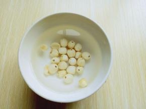 莲子清水洗干净，冷水泡2小时以上。