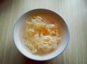 干银耳，冷水冲洗干净后泡发。