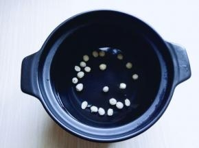 砂锅中加入清水，将泡好的莲子放入。