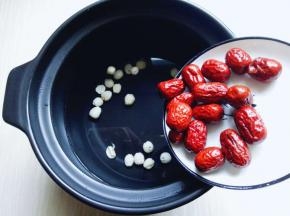 再将泡好的红枣加入砂锅中。