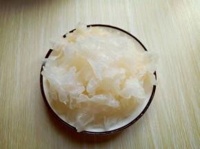 染发的银耳去根，撕成小块。