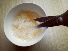 再用食品剪刀剪小块。