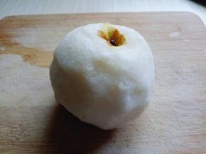 梨去皮，不要太早去皮，避免氧化。