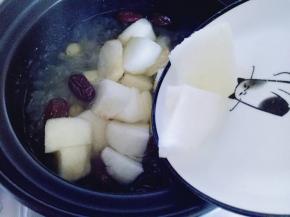 将切好的雪梨倒入砂锅中，继续煮10分钟即可。
