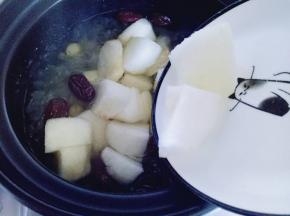 将切好的雪梨倒入砂锅中，继续煮10分钟即可。