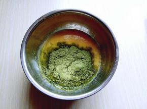 加入抹茶粉，用硅胶铲翻拌均匀，看不到可可干粉。