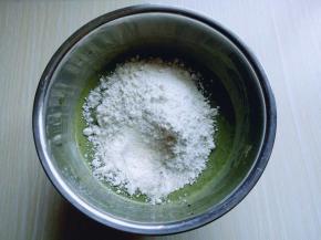 筛入低筋面粉，用手动打蛋器拌均匀，看不到面粉为止(拌的时候使用手动打蛋器呈Z字形状来回搅动，不要转圈搅拌，以免起筋。)