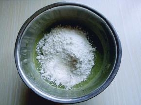 筛入低筋面粉，用手动打蛋器拌均匀，看不到面粉为止(拌的时候使用手动打蛋器呈Z字形状来回搅动，不要转圈搅拌，以免起筋。)