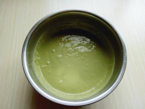 这样抹茶粉蛋黄糊就做好了，放在旁边备用。(面糊提起打蛋器轻松顺滑的滴落下去，且无干粉。)