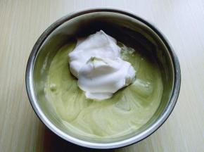 再取三分之一的蛋白霜加入蛋黄糊中，继续上面的手法，翻拌直至看不到蛋白霜。