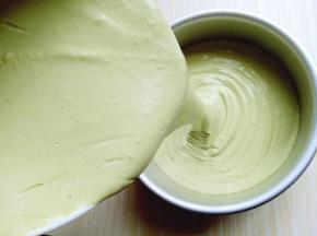 拌好的蛋糕糊，细腻光滑，饱满，倒入蛋糕模具中。