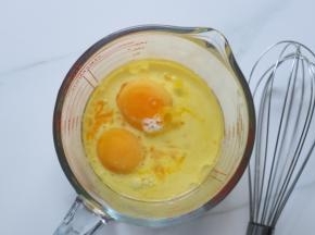 鸡蛋要把蛋黄与蛋清分离开，蛋黄加入玉米油，牛奶，搅打稍稍浓稠状态。