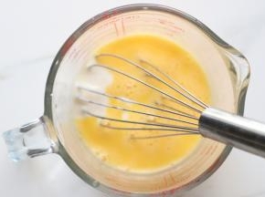 加入酸奶，继续搅拌均匀。