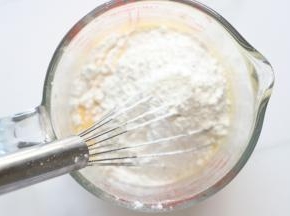 筛入低粉搅拌。