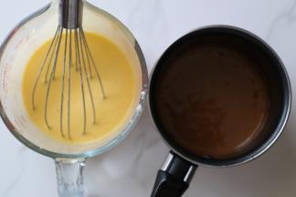 搅拌均匀后取60g左右加入可可粉，制作成可可粉面糊，「不加可可粉这一步可省略」