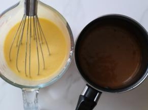 搅拌均匀后取60g左右加入可可粉，制作成可可粉面糊，「不加可可粉这一步可省略」