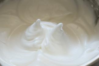 蛋清下次加入白砂糖，滴入柠檬汁打发至小弯角的状态。