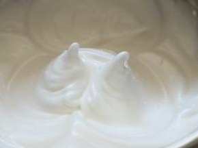 蛋清下次加入白砂糖，滴入柠檬汁打发至小弯角的状态。