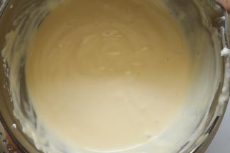 取三分之一拌入蛋黄糊，在把拌匀得蛋黄糊倒回蛋清中，用翻拌手法再次拌匀。