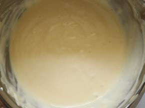 取三分之一拌入蛋黄糊，在把拌匀得蛋黄糊倒回蛋清中，用翻拌手法再次拌匀。