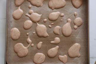 可可面粉量比较少，直接取小部分蛋清快取拌匀即可随意倒入学厨11寸不沾正方形烤盘。为更好脱模也可垫入油布。「不做可可味这一步可省略」