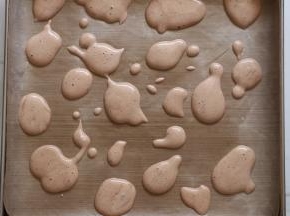 可可面粉量比较少，直接取小部分蛋清快取拌匀即可随意倒入学厨11寸不沾正方形烤盘。为更好脱模也可垫入油布。「不做可可味这一步可省略」