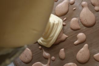 拌好得原味蛋糕糊倒入，