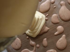 拌好得原味蛋糕糊倒入，