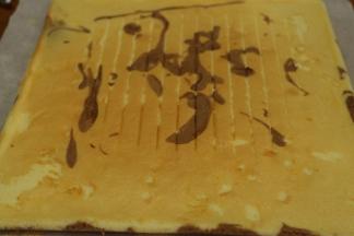 出炉后倒扣，冷却后轻轻撕去油布。「朝上这一面用来裹入奶油。」