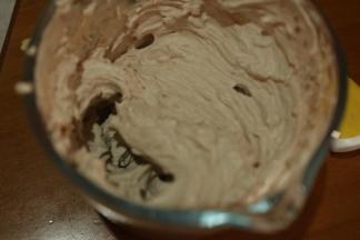 淡奶油加白砂糖，加入可可粉，搅匀后打发至此状态。