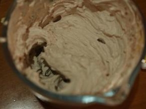 淡奶油加白砂糖，加入可可粉，搅匀后打发至此状态。