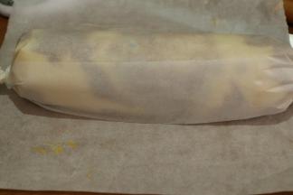 我是徒手卷起的，也可以借住擀面杖卷油纸一端卷起。放入冰箱冷藏2小时左右，比较好切。