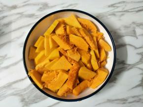 南瓜洗净，去皮去籽切块