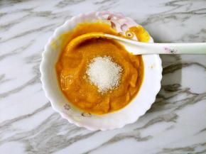 趁热加入白糖拌匀