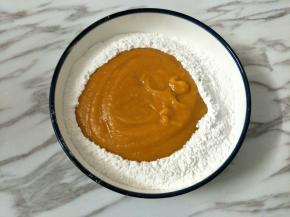 南瓜泥稍微放凉后加入糯米粉中