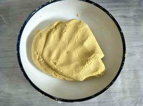 用刮刀拌匀后，再用手揉成光滑不粘手的面团