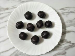 豆沙分成20克一个搓圆