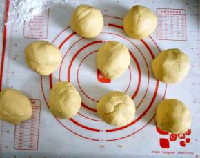 南瓜面团分成45克一个的小面团