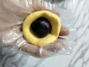 包入豆沙馅，虎口收口