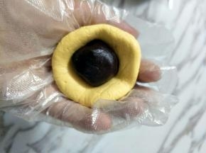 包入豆沙馅，虎口收口