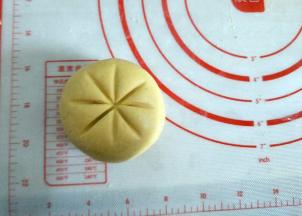 用牙签在面团上“米”字形压出花纹，旁边加深一下痕迹