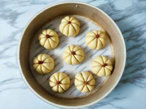 依次做好放入蒸笼，顶上装饰上枸杞