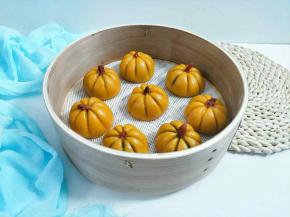 锅里水开后，放入蒸笼蒸15分钟左右