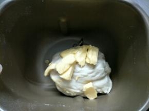 面团揉光滑后，加入软化的黄油揉到扩展阶段