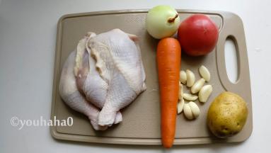 准备材料，蔬菜洗净，鸡腿洗净用厨房纸吸干水分