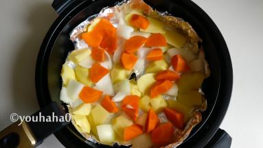 土豆去皮切小块，洋葱、胡萝卜切小块，炸蓝中铺锡纸，蔬菜铺在锡纸上